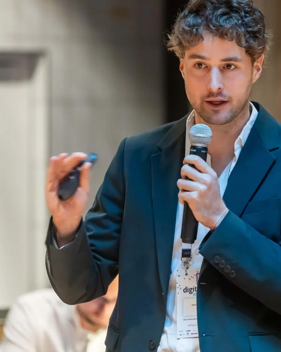 Matthias Strafinger, Gründer von deine KI Agentur, bei einem Vortrag